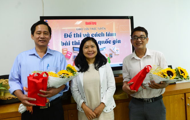 Bà Trương Bảo Châu, lãnh đạo tòa soạn Tuổi Trẻ Online, tặng hoa khách mời buổi giao lưu trực tuyến tại TP.HCM - Ảnh: DUYÊN PHAN
