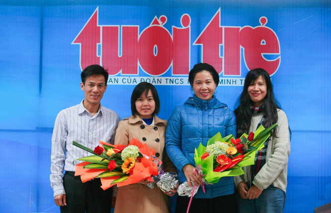 Các khách mời nhận hoa của đại diện báo Tuổi trẻ tại buổi giao lưu- Ảnh: NAM TRẦN