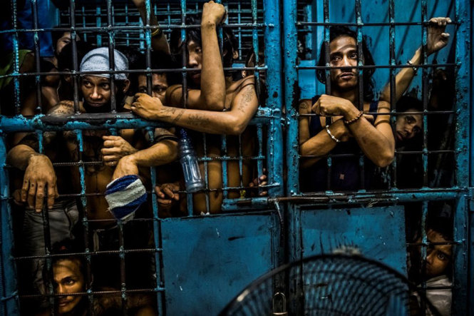 Bức ảnh các tội phạm ma túy bị bắt tại Philippines. Đây là một ảnh trong phóng sự ảnh của tác giả Daniel Berehulak