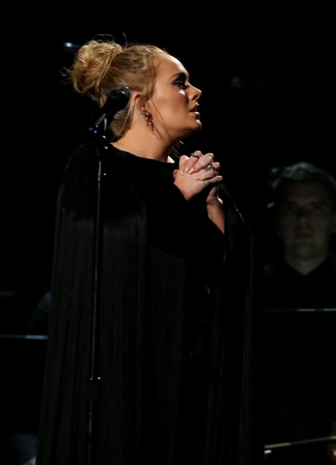 Ca sĩ Adele bày tỏ niềm tiếc thương với cố nghệ sĩ George Michael trong lúc trình bày tại đêm trao giải Grammy 2017 ở Los Angeles, California, Mỹ - Ảnh: Reuters