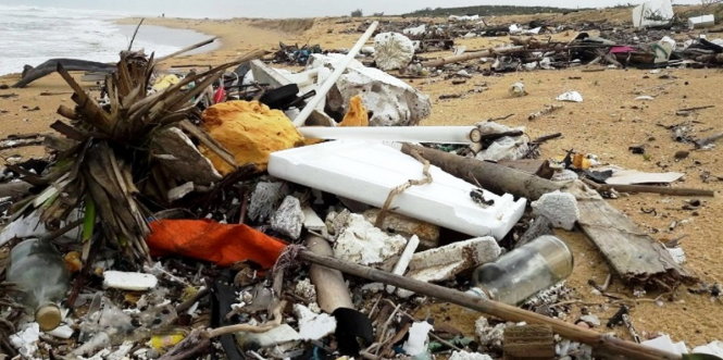 Lượng rác thải khổng lồ dạt vào bờ biển Quảng Nam. - Ảnh: L.T