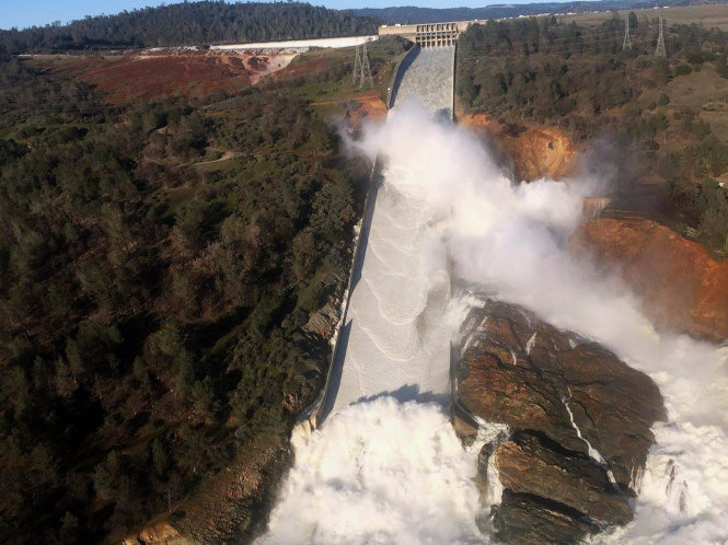 Ảnh chụp đập tràn của Oroville  bị hư hại với phần sườn đồi bị lở - Ảnh: Reuters