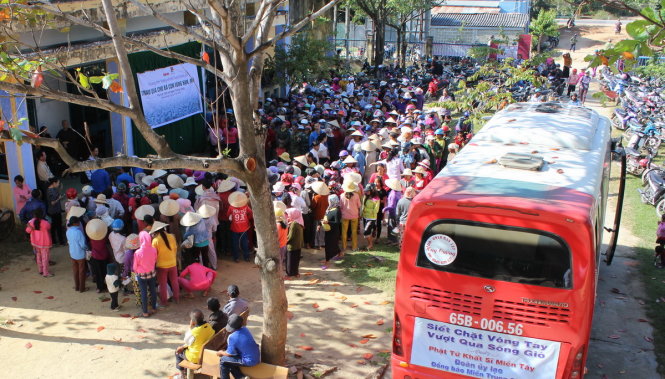 Quang cảnh buổi trao quà cho người dân vùng hạn tại xã Lương Sơn, huyện Ninh Sơn vào sáng 13-2 - Ảnh: MINH TRÂN