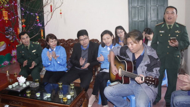 Thành viên trong đoàn giao lưu văn nghệ với các chiến sĩ thuộc trạm kiểm soát biên phòng Hoành Mô,
huyện Bình Liêu - Ảnh: Đức Hiếu