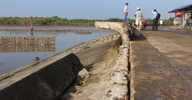 Một đoạn kè dài hơn 20m bị sóng đẩy gẫy và sụp đổ xuống đoạn kè chắn sóng - Ảnh:TRẦN NGUYÊN