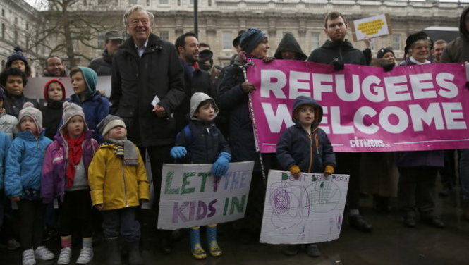 Huân tước Alf Dubs (hàng thứ hai, thứ tư từ trái qua) cùng đoàn biểu tình chống quyết định của Chính
phủ Anh không tiếp nhận trẻ em không có người đi kèm đến từ châu Âu. Một trong những khó khăn của
giới điều hành ở châu Âu là các chính sách nghiêm khắc luôn bị phản ứng từ những thành phần ủng hộ
chuyện nhân đạo - Ảnh: Reuters