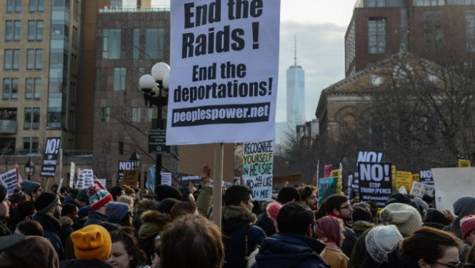 Biểu tình phản đối chính sách nhập cư của ông Trump và những cuộc khám xét bắt người nhập cư bất hợp pháp ở New York ngày 11-2 - Ảnh: Reuters