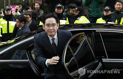 Phó chủ tịch tập đoàn Samsung Lee Jae Yong đến Văn phòng Công tố đặc biệt tại Seoul sáng 13-2 để thẩm vấn - Ảnh: Yonhap News