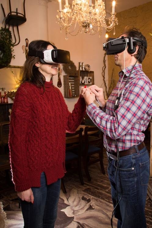 Anh Shervington và chị Evans tập trước cho lễ cưới dùng công nghệ VR của họ- Ảnh: Gareth Everett/Huw Evans Agency