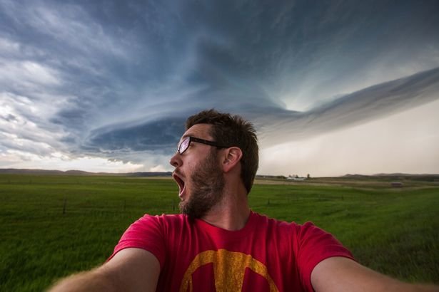 Mike chụp ảnh selfie trước khi thời tiết chuyển xấu - Ảnh: mediadrumworld.com