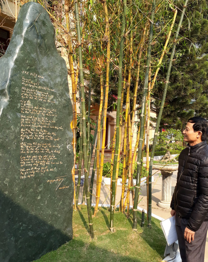 Tấm bia đá khắc bài thơ “Tre Việt Nam” của nhà thơ Nguyễn Duy, vừa được đặt tại công sở phường Đông Vệ, TP Thanh Hóa - Ảnh: Hà Đồng.
