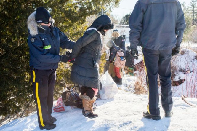Những người nhập cư trái phép bị Cảnh sát Kỵ binh Hoàng gia Canada còng tay - Ảnh: La Presse