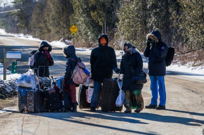 Một nhóm người nhập cư trái phép từ Mỹ vào tỉnh Québec của Canada - Ảnh: La Presse