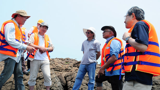 GS.TS. Koomo (thứ hai từ phải qua) cùng đoàn chuyên gia Unesco khảo sát địa chất Bình Châu Lý Sơn - Ảnh: Trần Mai