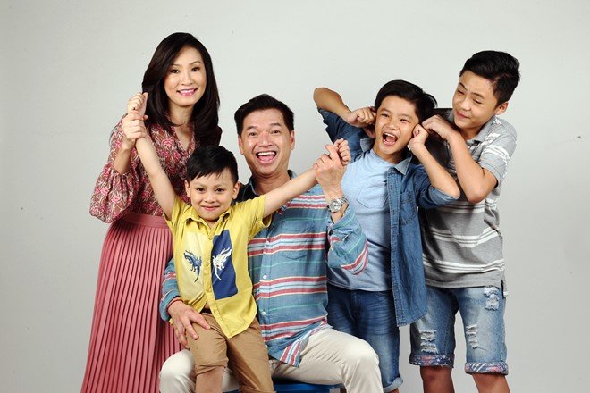 Quang Minh- Hồng Đào cùng ba người con trong Gia đình vui nhộn -Ảnh: T.L