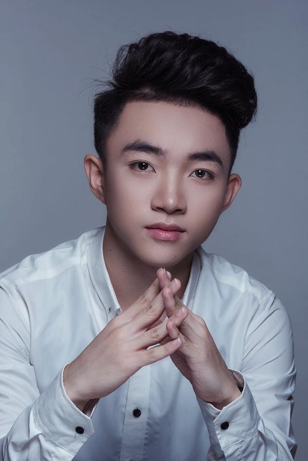 Ca sĩ trẻ Trung Quang (19 tuổi) cũng quyết định thử sức cùng nhạc trẻ sau thời gian hát bolero, nhạc trữ tình kể từ mùa Valentine năm nay - Ảnh: H.T Production