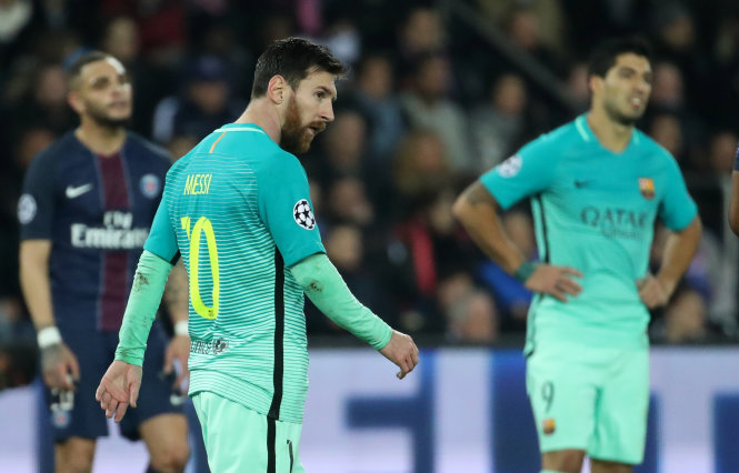 Messi và Suarez bị chia cắt hoàn toàn với nguồn cung cấp bóng ở tuyến dưới. Ảnh: REUTERS