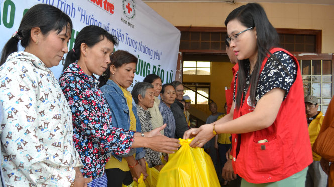 Trao quà cho người dân xã Cát Hanh - Ảnh: Duy Thanh