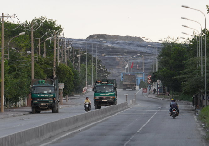 Xe chở rác ra vào bãi rác Đa Phước, huyện Bình Chánh, TP.HCM - Ảnh: Hữu Khoa