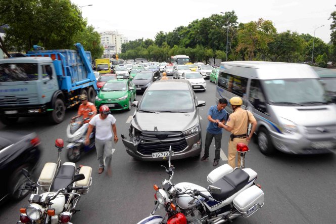 Vụ va chạm trên đường khiến xe cộ kẹt kéo dài trước đường dẫn vào sân bay Tân Sơn Nhất - Ảnh: Hữu Khoa