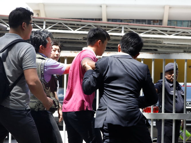 Giới truyền thông vây lấy các quan chức ngoại giao Triều Tiên khi họ đến nhà xác ở Bệnh viện Đa khoa Kuala Lumpur nơi thi thể ông Kim Jong Nam được lưu giữ cho việc giải phẫu thi thể vào ngày 15-2 - Ảnh: Reuters