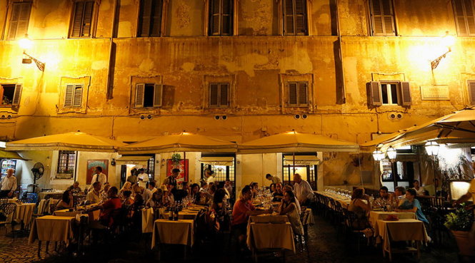 Để khuyến khích trẻ em cư xử đúng mực, một nhà hàng ở Ý đã thực hiện giảm giá cho những thực khách có con ngoan khi đi ăn nhà hàng - Ảnh: Reuters