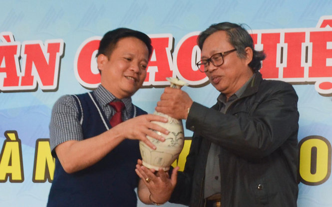 Ông Hồ Xuân Tịnh (trái), phó giám đốc Sở VHTT&DL tỉnh Quảng Nam, trao tặng hiện vật gốm Chu Đậu cho đại diện Bảo tàng Đà Nẵng - Ảnh: TẤN LỰC