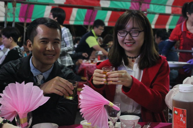 Du học sinh Việt Nam tại Trường đại học Khoa học và công nghệ Bình Đông dùng trà chúc nhau trong bữa tiệc của trường - Ảnh: Hà Bình