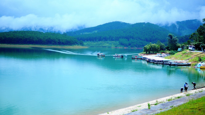 Các dịch vụ như: tham quan hồ bằng thuyền máy, đạp vịt trên mặt hồ là trải nghiệm thú vị đối với các du khách khi tới hồ Tuyền Lâm - Ảnh: Lâm Thiên