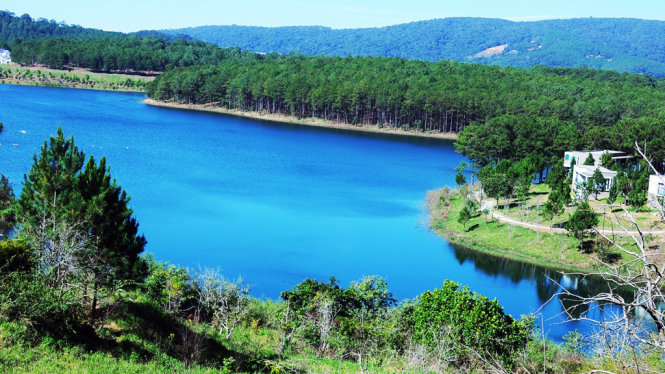 Một góc hồ Tuyền Lâm với những khu nghỉ dưỡng nằm cạnh rừng thông và hồ nước rộng mênh mông - Ảnh: Lâm Thiên