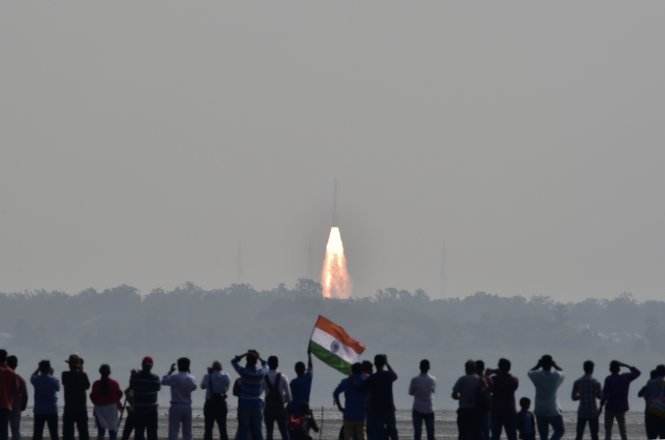 Người dân Ấn Độ theo dõi vụ phóng tên lửa mang vệ tinh lập kỷ lục ngày 15-2 - Ảnh: Reuters