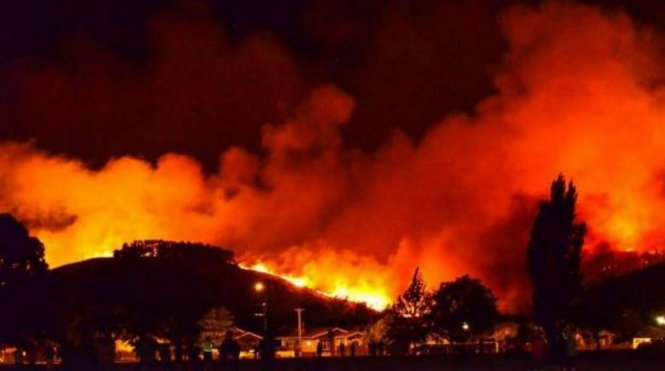 Lửa cháy rừng đỏ trời phía sau TP Christchurch tối 16-2 - Ảnh:  TWITTER/OLICITYSCASTLE1