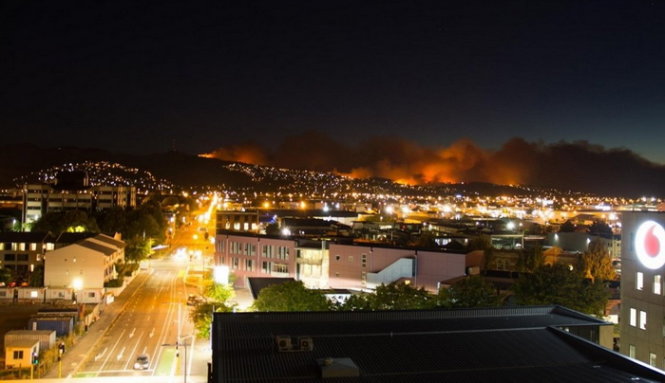 Hình ảnh đám cháy phía sau TP Christchurch được chia sẻ trên mạng - Ảnh: TW