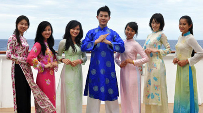 Bạn trẻ các nước tham gia tàu thanh niên Đông Nam Á mặc áo dài Việt Nam trên tàu - Ảnh: Mai Hương