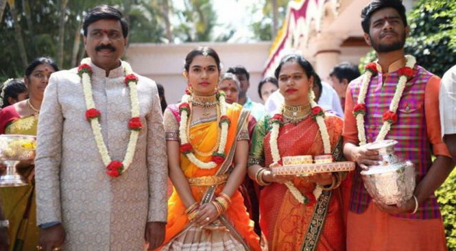 Chính trị gia G Janardhana Reddy (trái) và con gái (giữa) tại đám cưới trị giá 5 tỉ rupee gây phẫn nộ dư luận - Ảnh: JANARDHANA REDDY FAMILY