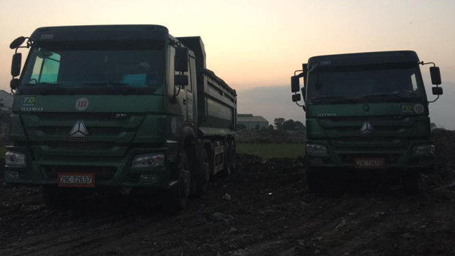 Xe tải đổ chất thải trái phép ra ruộng của người dân bị tạm giữ để điều tra - Ảnh: ĐỊNH CÔNG