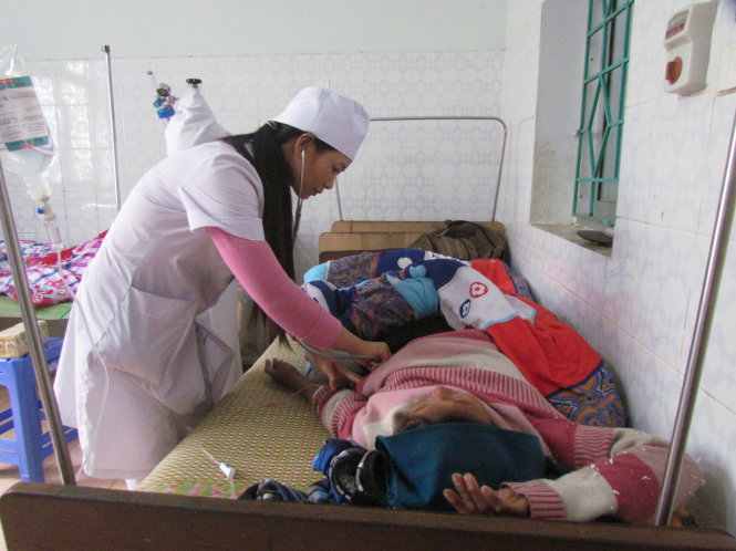 Chăm sóc bệnh nhân ngộ độc tại Trung tâm Y tế huyện Phong Thổ - Ảnh: Hoàng Giang