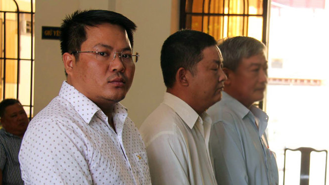 Bị cáo Hồ Phi Hùng (bìa trái) tại phiên tòa - Ảnh: H.MI