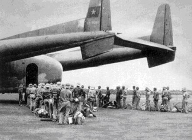 Bộ đội Quân đoàn 2 chờ lên máy bay để chi viện gấp cho chiến trường miền Bắc - Ảnh tư liệu