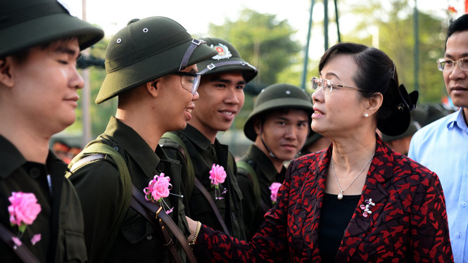 Bà Nguyễn Thị Quyết Tâm, Chủ tịch Hội đồng Nhân dân TP.HCM đã tham hỏi, động viên từng chiến sĩ trẻ lên đường làm nghĩa vụ quận sự, tham gia bảo vệ Tổ Quốc - Ảnh Tự Trung