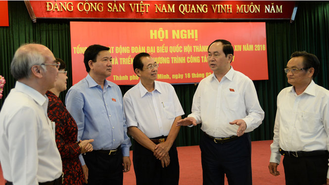 Chủ tịch Nước Trần Đại Quang trò chuyện cùng các đại biểu QH tại Hội nghị Tổng kết hoạt động đoàn đại biểu Quốc hội TP.HCM khoá XIV năm 2016 và triển khai chương trình công tác năm 2017, ngày 16-2-2017 - Ảnh: TỰ TRUNG