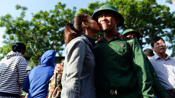 Chiễn sĩ Đinh Tuấn Khôi được người yêu hôn tạm biệt trước khi lên đường nhập ngũ vào trung đoàn Gia Định - Ảnh: THUẬN THẮNG