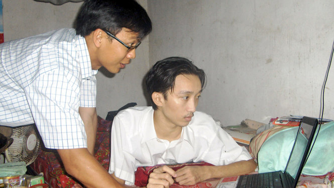 Chiếc máy vi tính được đại diện báo Tuổi Trẻ trao cho Mai Tư Khoa năm 2009 - Ảnh: LAM GIANG