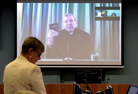 Tư vấn viên cao cấp của ủy ban Gail Furness đứng trước màn hình chiếu Đức Hồng y George Pell - Ảnh: Reuters