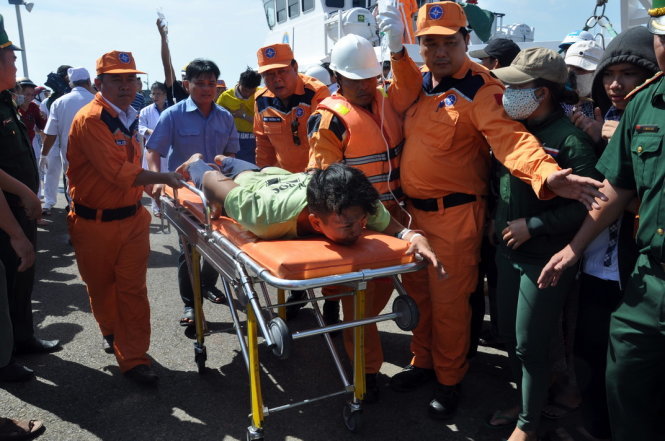 Đưa một ngư dân bị bỏng ở mông đi cấp cứu - Ảnh: Đông Hà
