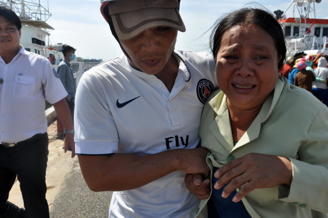 Những người thân của các ngư dân bị bỏng, mất tích khóc và ngất ngay tại cầu cảng - Ảnh: Đông Hà