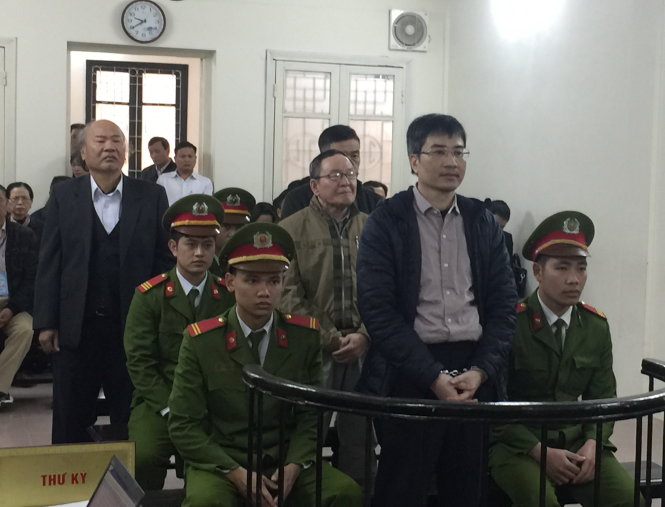 Bị cáo Giang Kim Đạt (đứng hàng đầu) và các đồng phạm tại phiên tòa - Ảnh: Thân Hoàng