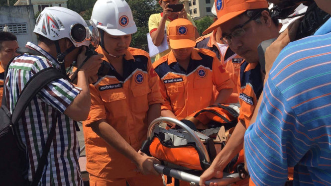 Ngư dân Nguyễn Văn Toàn được thuyền viên  tàu SAR27-01 đưa về bờ cứu chữa - Ảnh: Vietnam MRCC