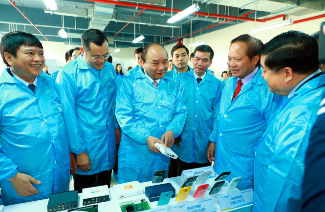 Thủ tướng Nguyễn Xuân Phúc thăm khu sản xuất của Công ty cổ phần Công nghệ công nghiệp bưu chính viễn thông Việt Nam (VNPT Technology) tại Khu công nghệ cao Hòa Lạc - Ảnh: TTXVN