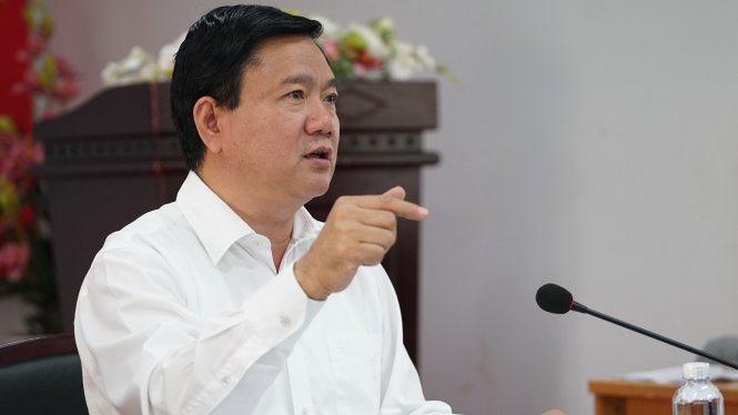 Bí thư Thành uỷ TP.HCM Đinh La Thăng tranh luận về chính sách hộ khẩu trong tuyển dụng công chức, viên chức - Ảnh: Thuận Thắng